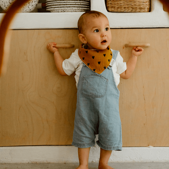 Bavoir Bandana Gaze coeurs camel - Atelier Wagram