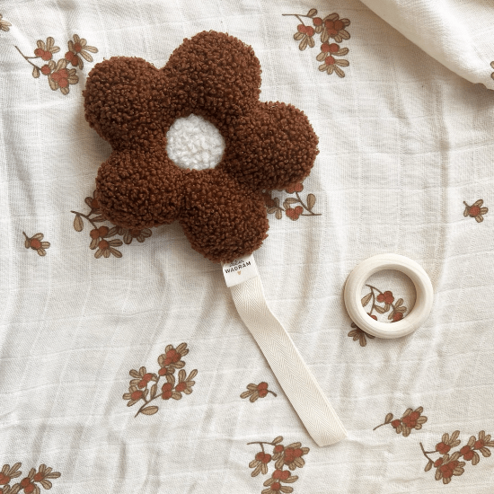 Attache tétine suspension fleur marron/écru - Atelier Wagram
