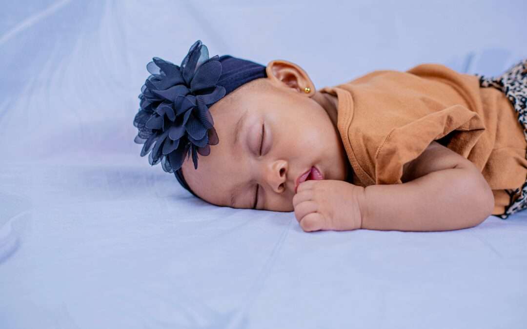 Texture douce de la gaze de coton bio rose poudré pour bébé.