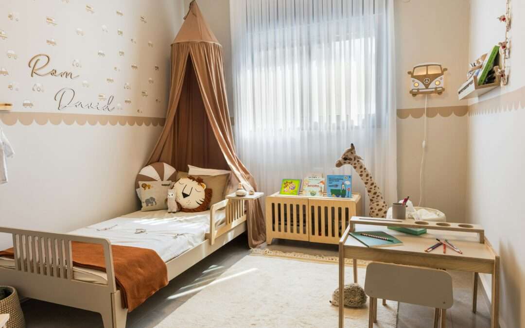 Une chambre de bébé bio et saine, décorée avec des meubles en bois naturel et du textile sans polluants.