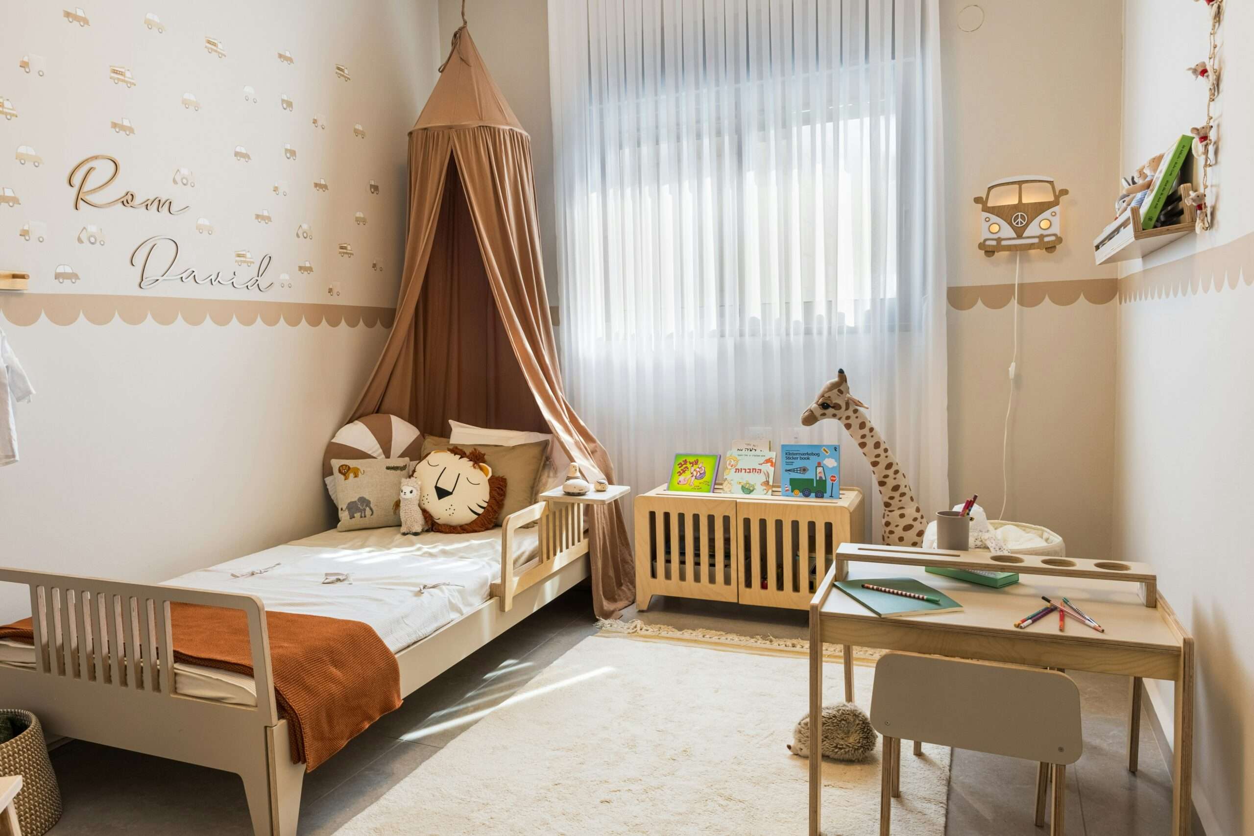 Une chambre de bébé bio et saine, décorée avec des meubles en bois naturel et du textile sans polluants.