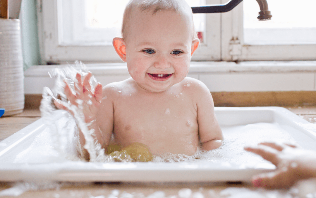 Le rituel douceur : comment bien hydrater bébé après le bain ?
