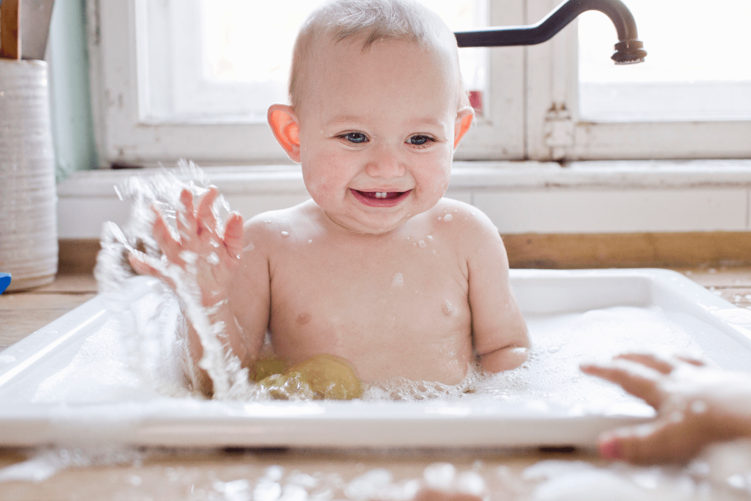 Le rituel douceur : comment bien hydrater bébé après le bain ?