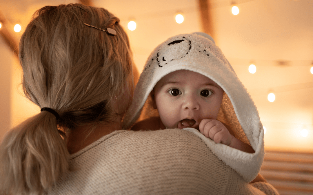 Cape de bain avec capuche vs serviette classique : pourquoi la tête de bébé change tout