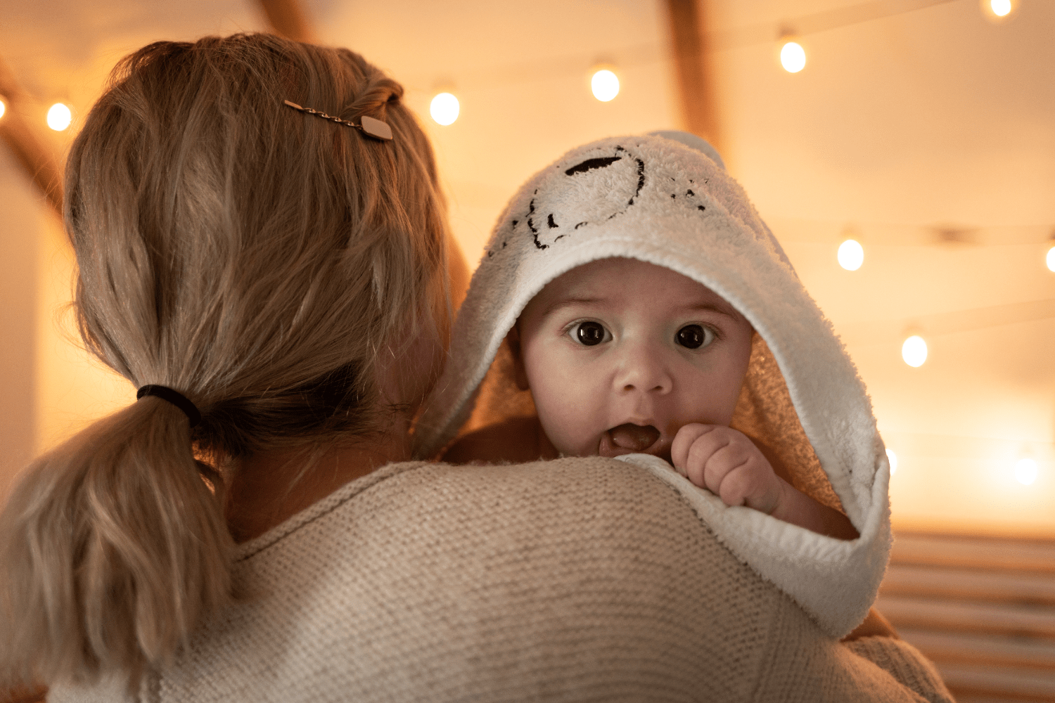 Cape de bain avec capuche vs serviette classique : pourquoi la tête de bébé change tout