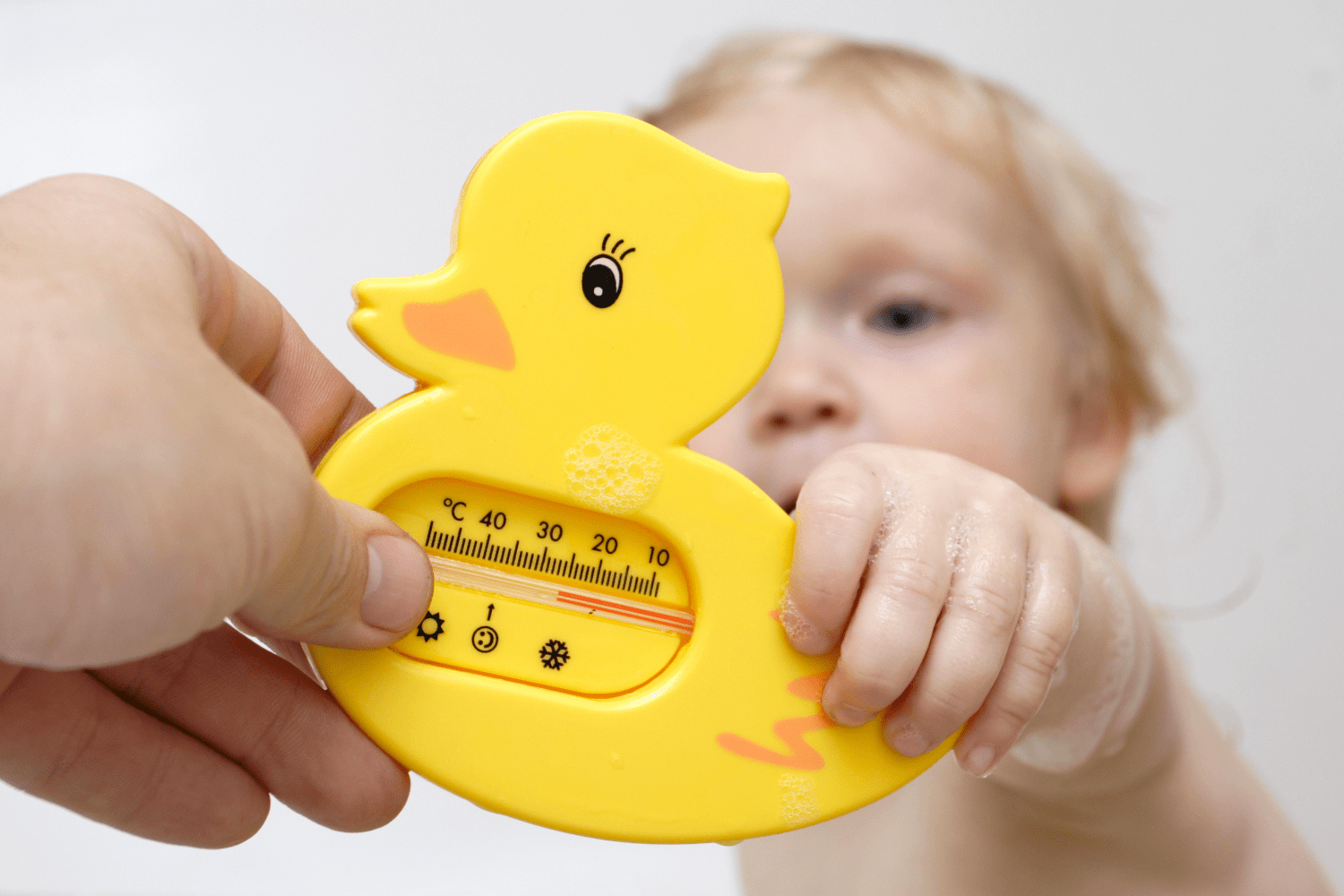 Bain bébé : température, durée et fréquence idéales Bain bébé : température, durée et fréquence idéales