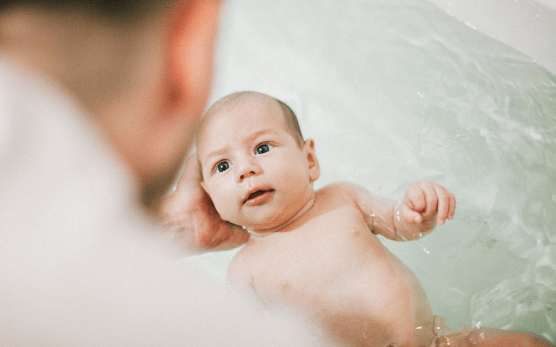 Faut-il donner le bain à bébé tous les jours ? Ce que disent vraiment les professionnels (et comment adapter sa routine)