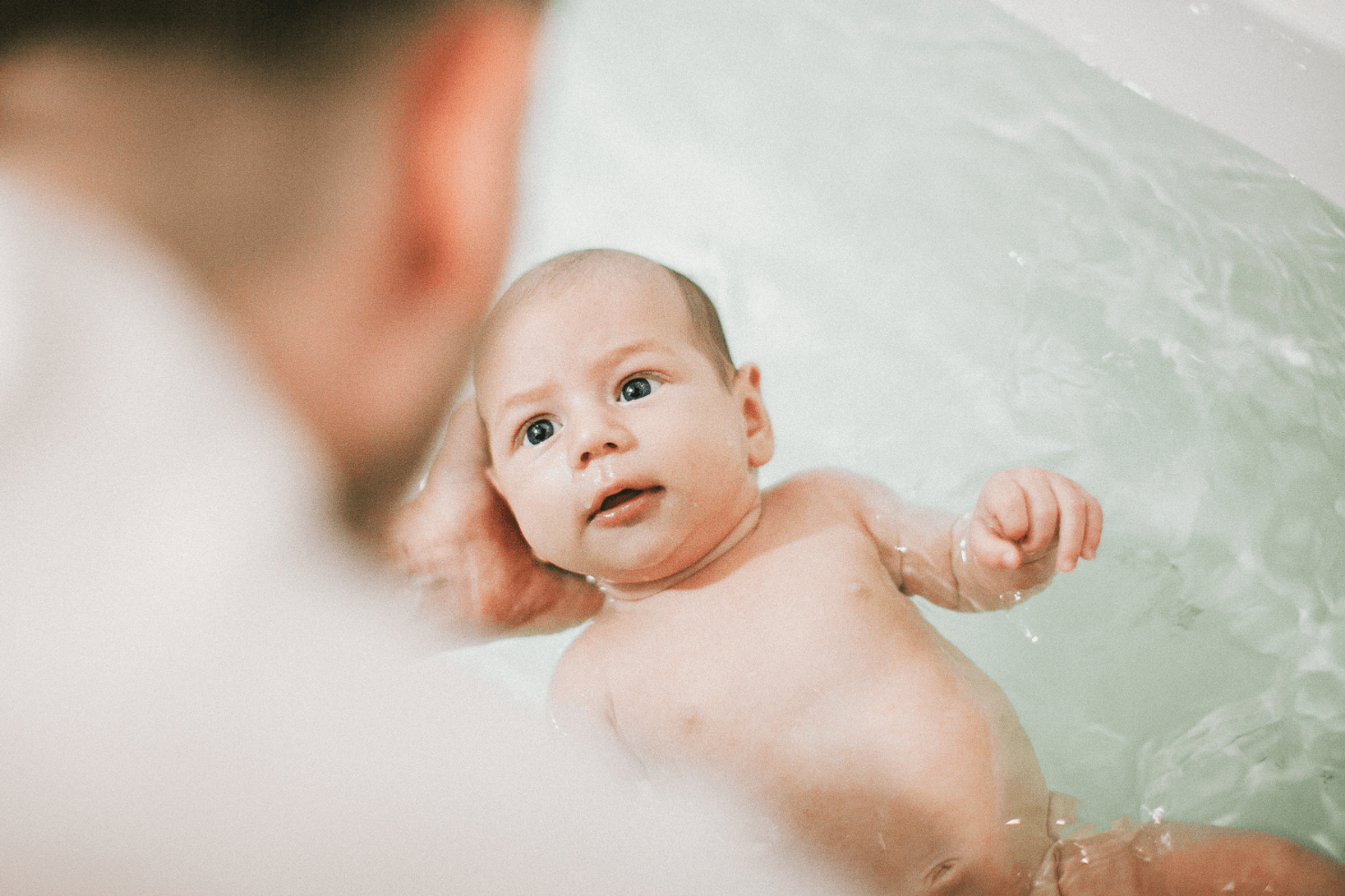 Faut-il donner le bain à bébé tous les jours ? Ce que disent vraiment les professionnels (et comment adapter sa routine)