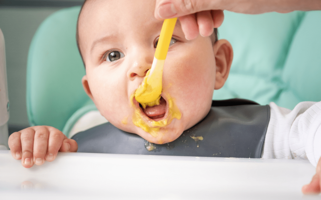 Cibler la période de la diversification alimentaire (vers 4-6 mois) où bébé se salit beaucoup.