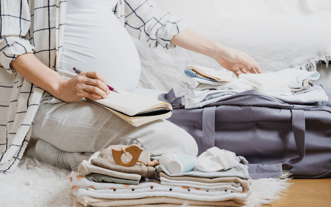 Valise de maternité printemps/été : la check-list minimaliste pour maman et bébé (sans le superflu)