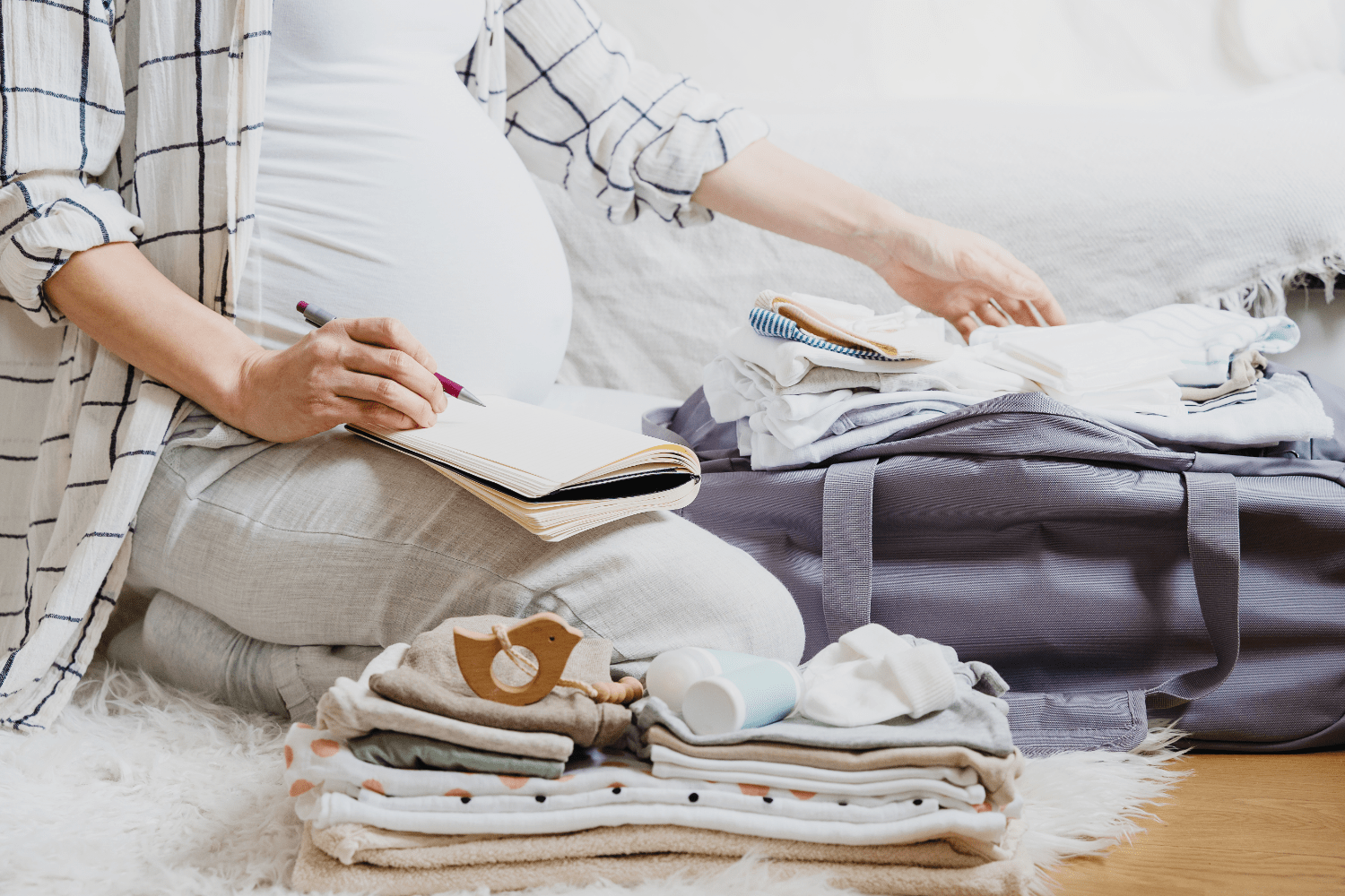 Valise de maternité printemps/été : la check-list minimaliste pour maman et bébé (sans le superflu)