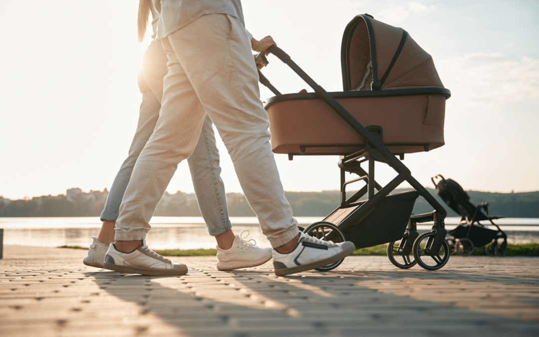 Comment protéger bébé du soleil en poussette ? (Attention aux erreurs !)