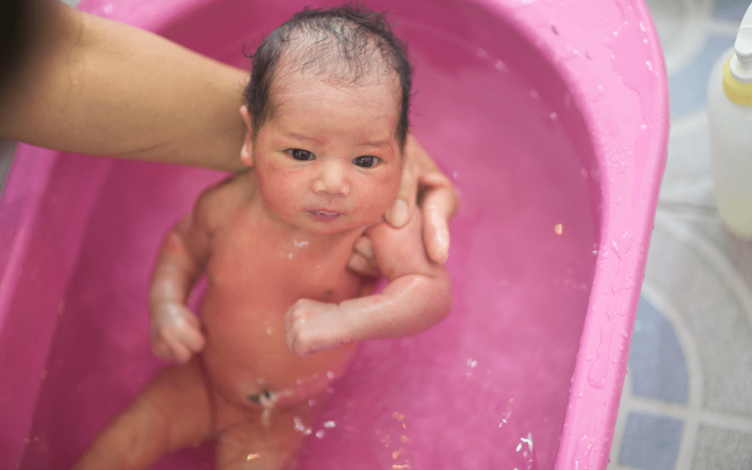 À quelle fréquence donner le bain à un nouveau-né ? Le guide complet pour une routine douce et naturelle