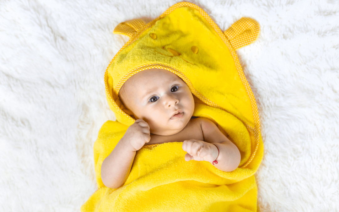 Cape de bain ou serviette classique : quel est le meilleur choix à la naissance ?