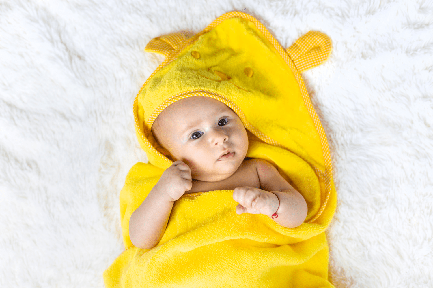 Cape de bain ou serviette classique : quel est le meilleur choix à la naissance ?