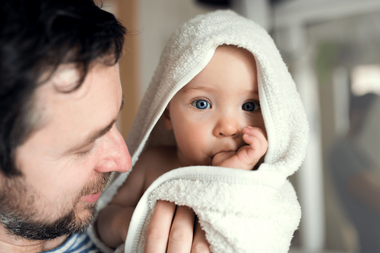 Sortie de bain nouveau-né : pourquoi choisir une cape