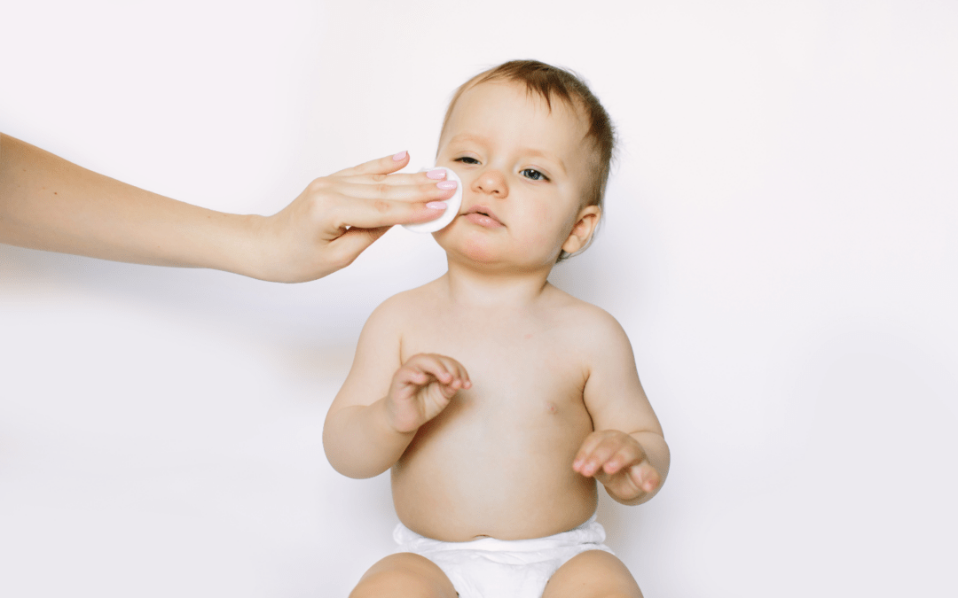 Eau micellaire bébé pour les sorties : notre top 3 bio et Made in France pour le printemps 2026