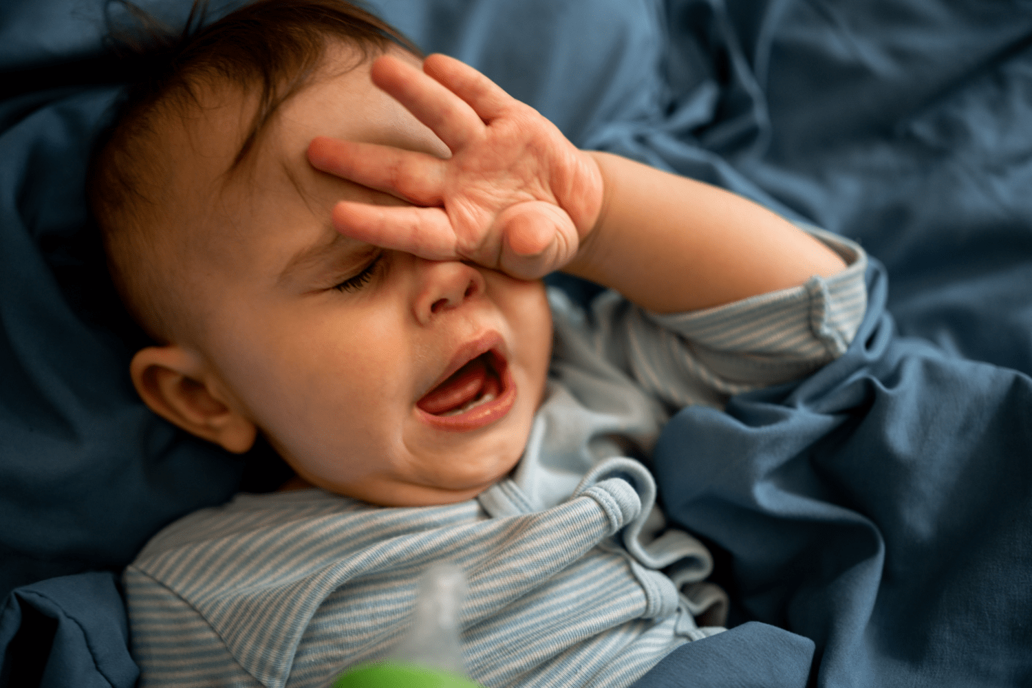 Bébé transpire la nuit : 7 vraies causes et les solutions bio Made in France pour des nuits sèches