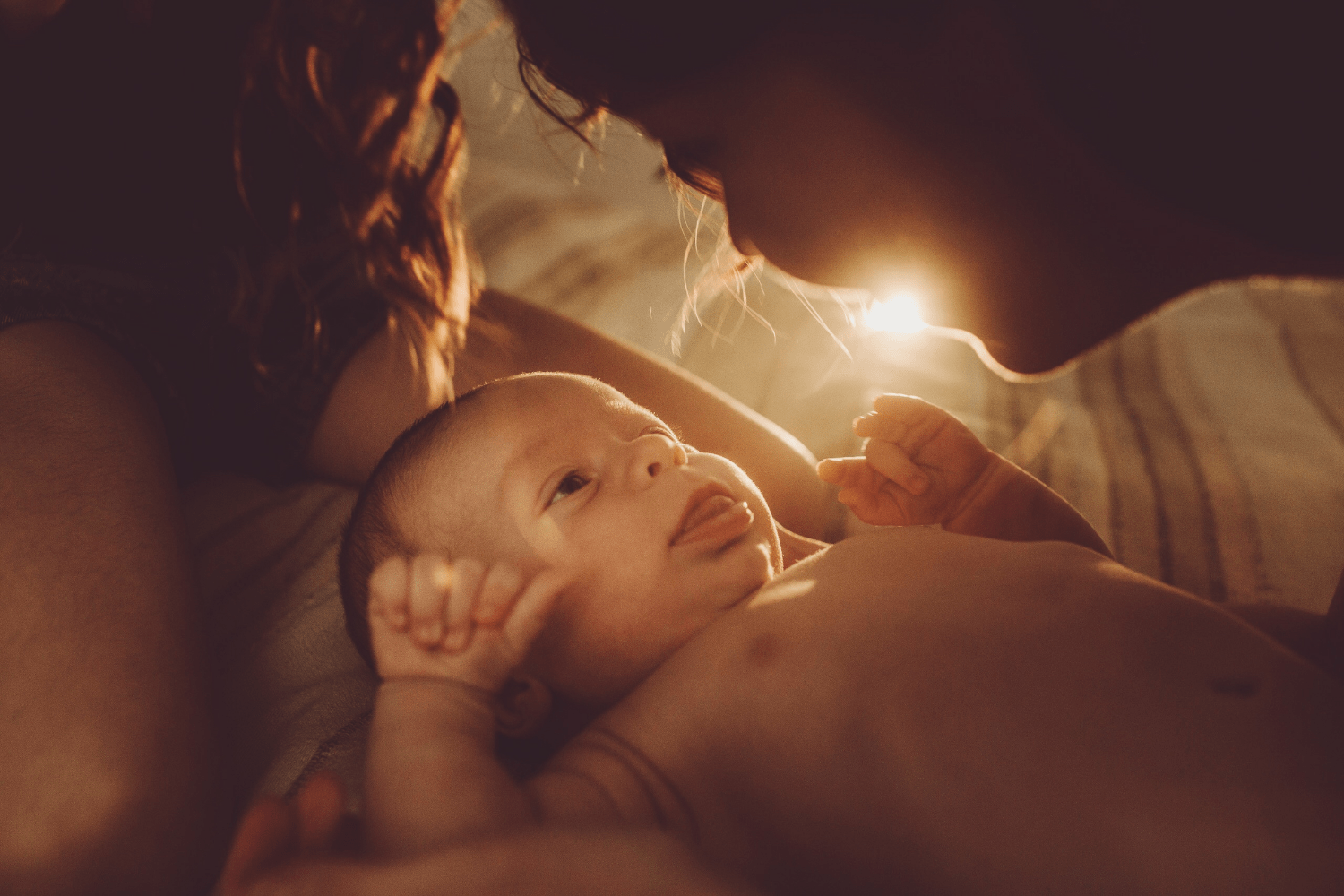 1255_pourquoi-bebe-transpire-la-nuit-causes-et-solutions Pourquoi bébé transpire la nuit : causes et solutions