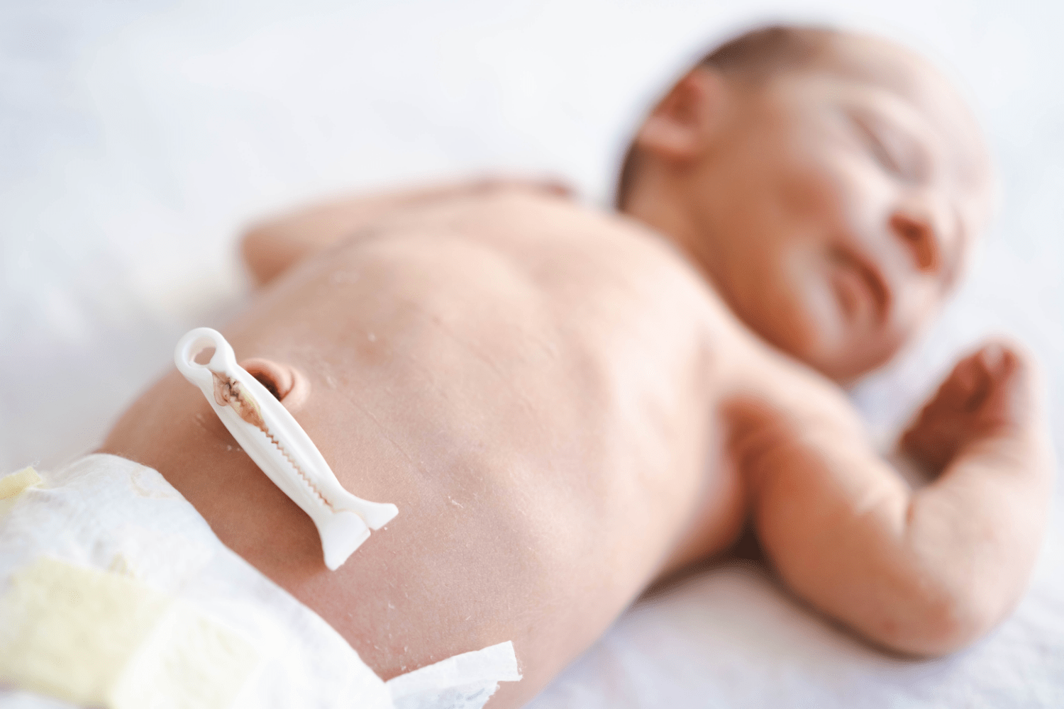 Cordon ombilical de bébé : les gestes essentiels et les produits bio à adopter