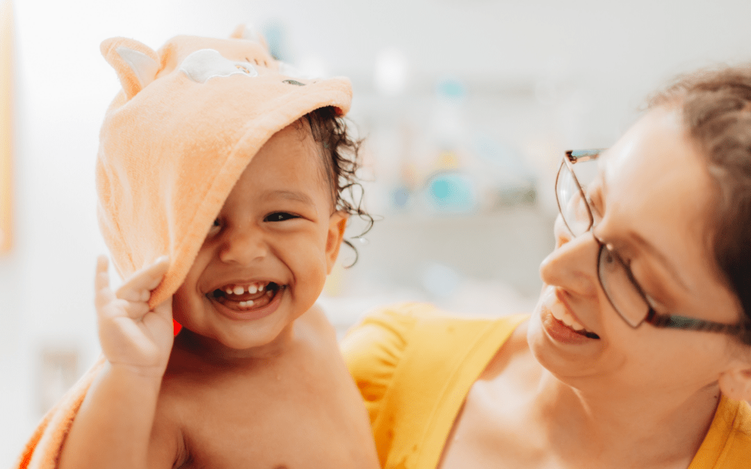 Comment choisir la cape de bain idéale pour bébé ? Le guide pour ne pas se tromper