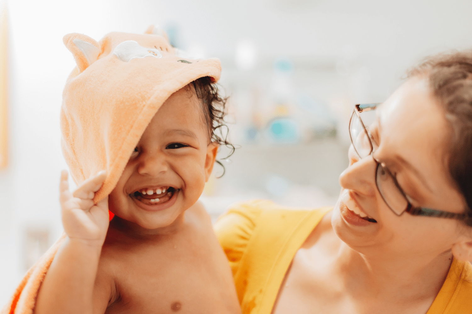 Comment choisir la cape de bain idéale pour bébé ? Le guide pour ne pas se tromper