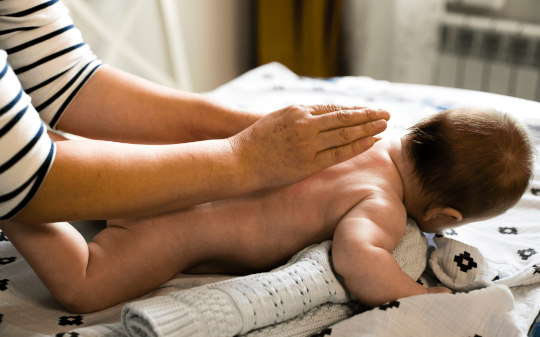 Massage bébé du soir : le rituel bio en 5 gestes pour aider bébé à s'endormir paisiblement