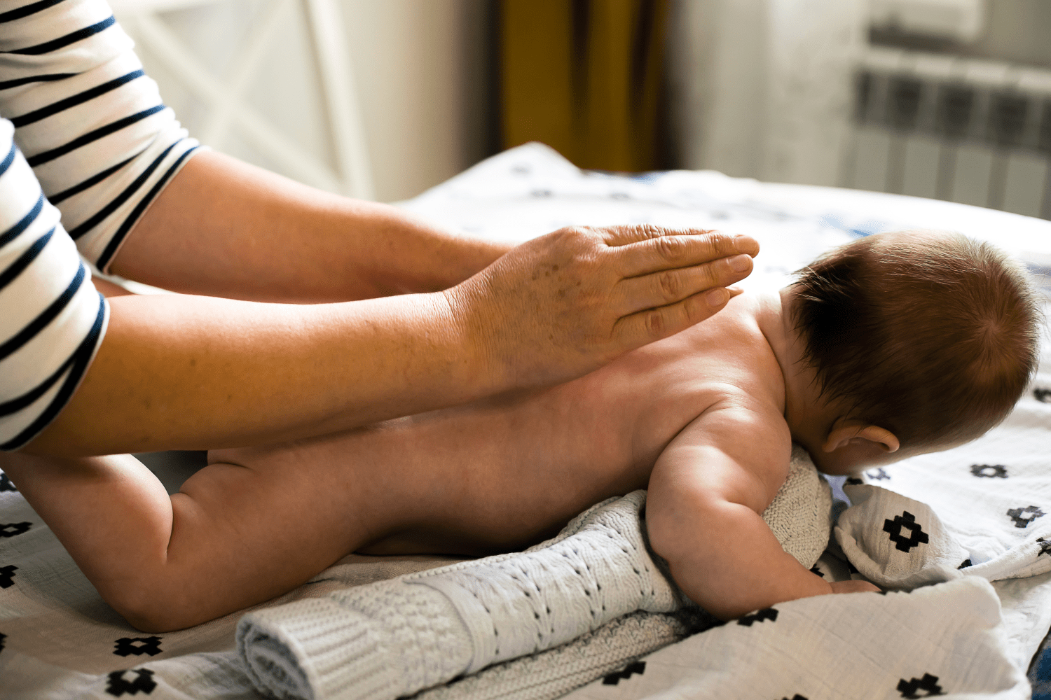 Massage bébé du soir : le rituel bio en 5 gestes pour aider bébé à s'endormir paisiblement