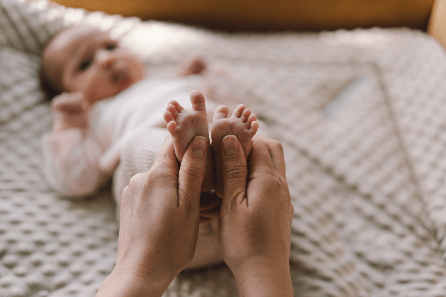 Massage bébé pour dormir : dos, pieds et visage