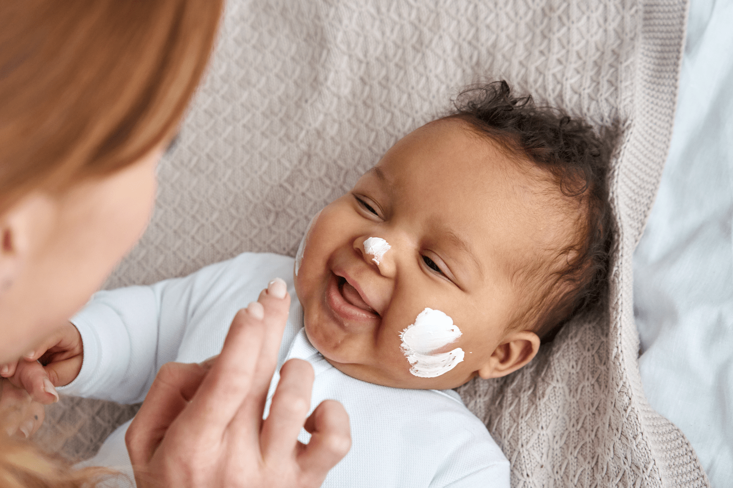 Appliquer la crème solaire bébé sur les zones sensibles