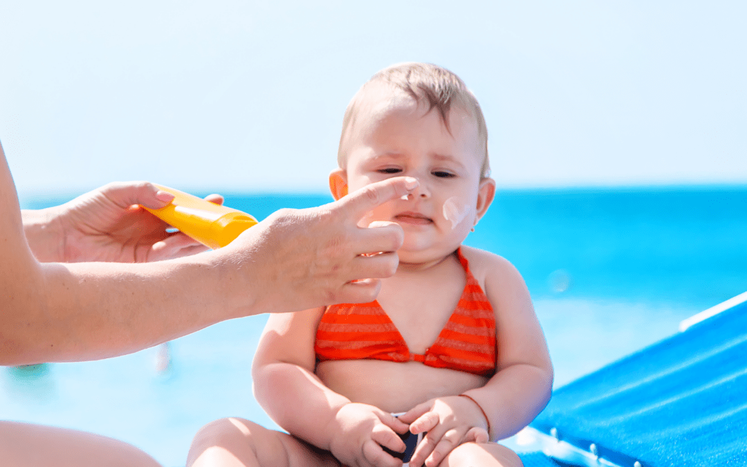 Premier été de bébé : choisir une crème solaire bio sans se tromper