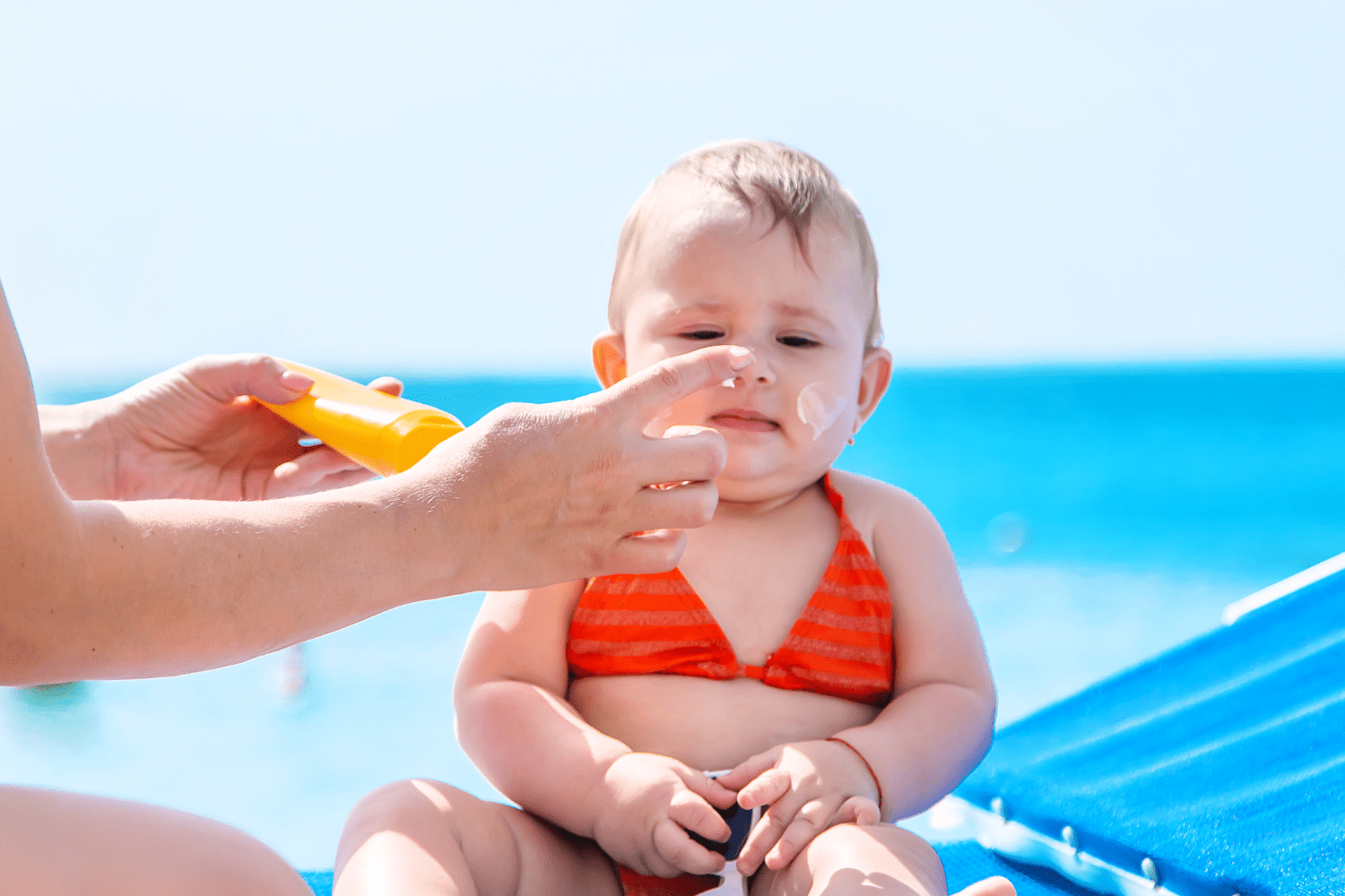 Premier été de bébé : choisir une crème solaire bio sans se tromper