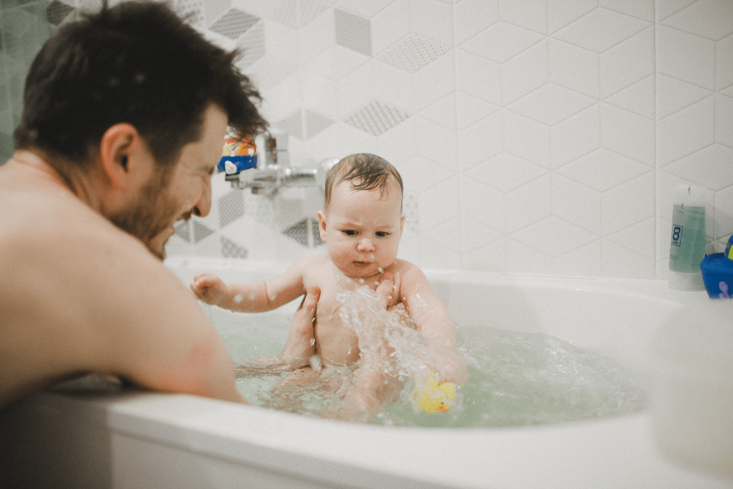 Rituel de bain papa-bébé : soins bio et douceur