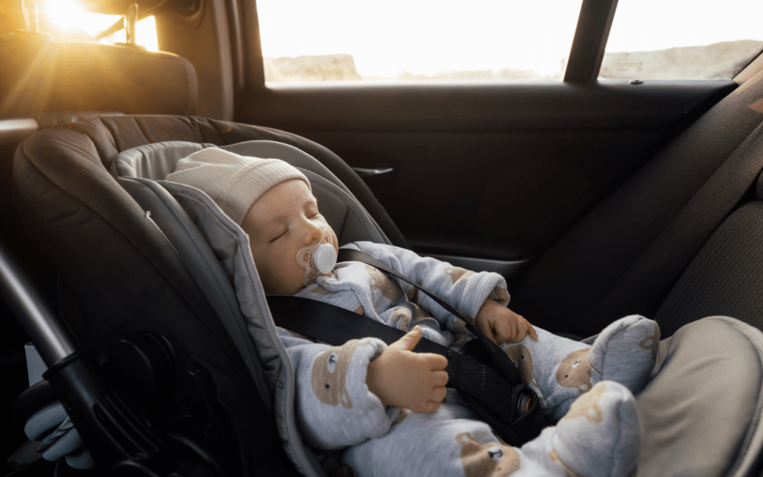 Bébé en voiture l'été : 8 réflexes anti-canicule pour des trajets de vacances sereins