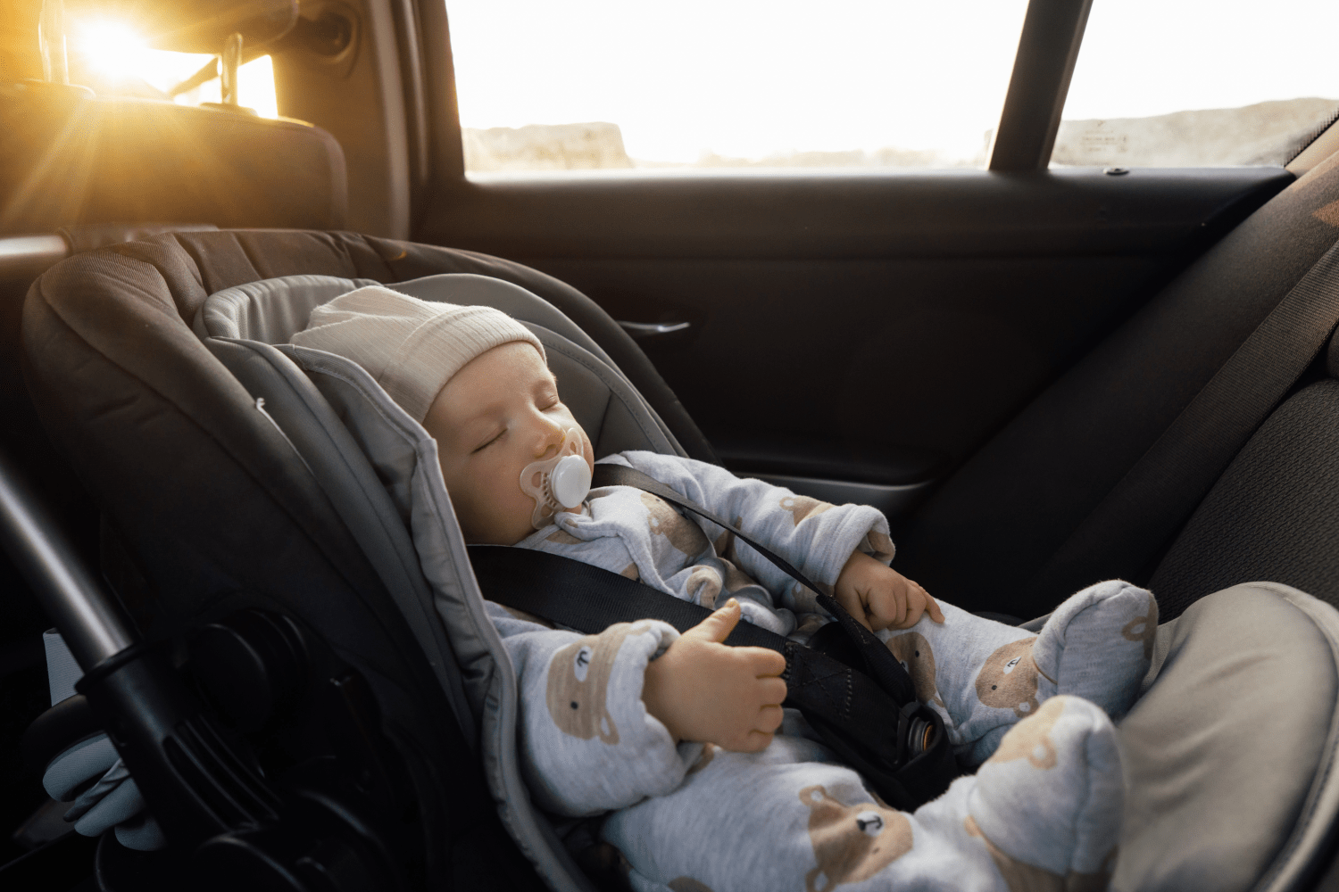 Bébé en voiture l'été : 8 réflexes anti-canicule pour des trajets de vacances sereins