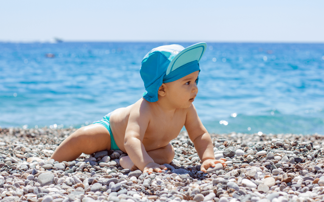 Bébé à la plage pour la première fois : la liste minimaliste pour une journée sereine