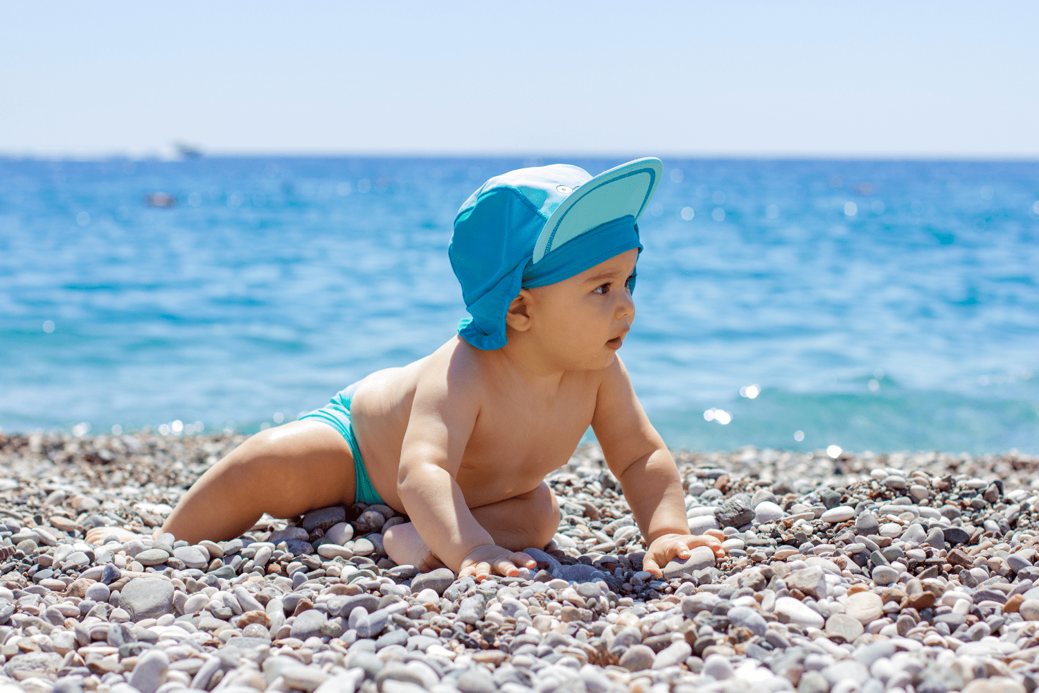 Bébé à la plage pour la première fois : la liste minimaliste pour une journée sereine