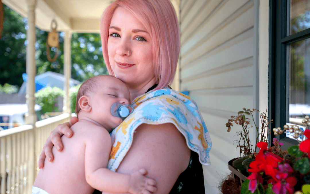 Bébé a-t-il trop chaud ? Transpiration normale ou coup de chaleur : 7 signes à connaître
