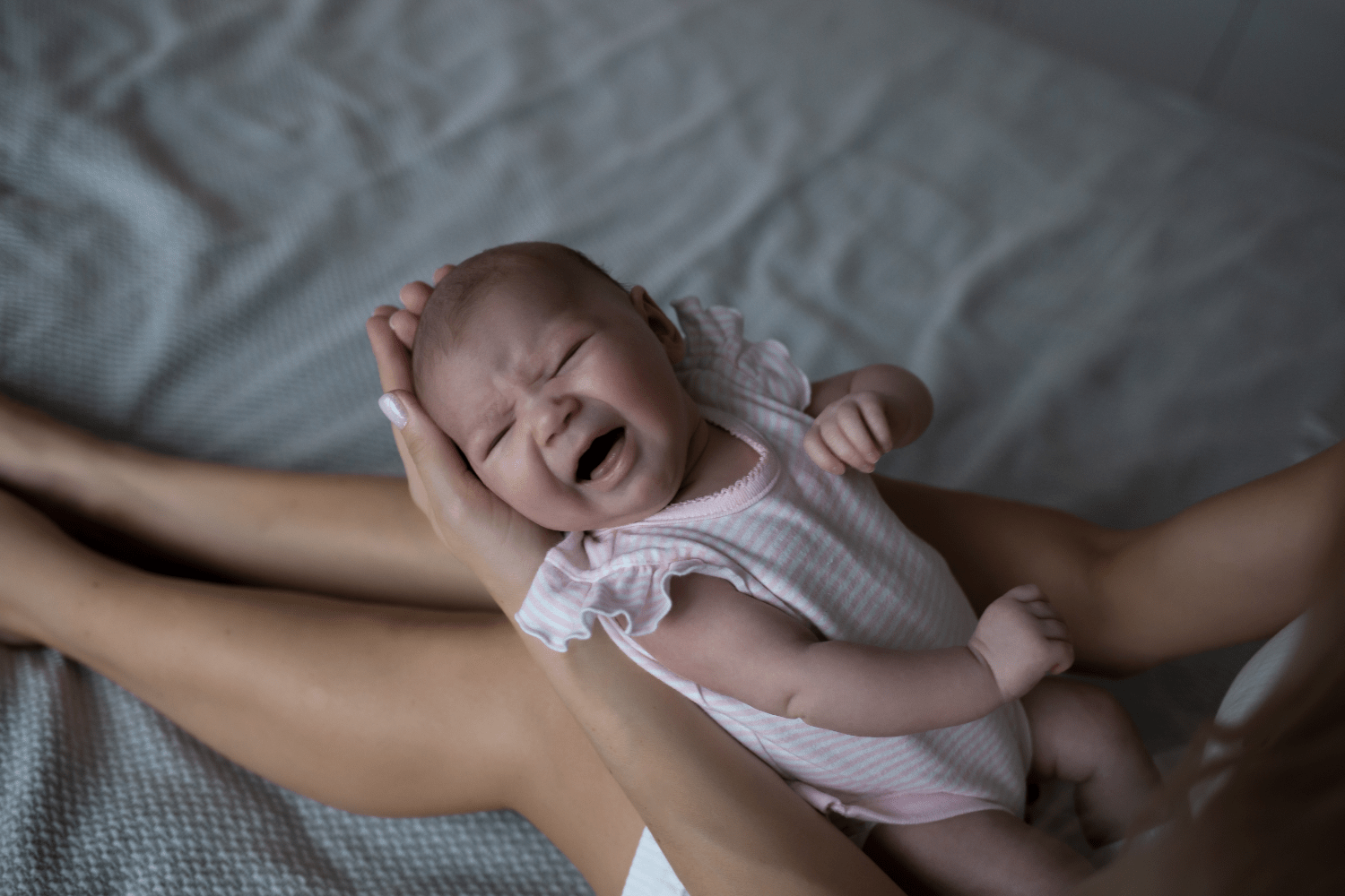 Bébé transpire beaucoup : coup de chaleur ou simple chaud ?
