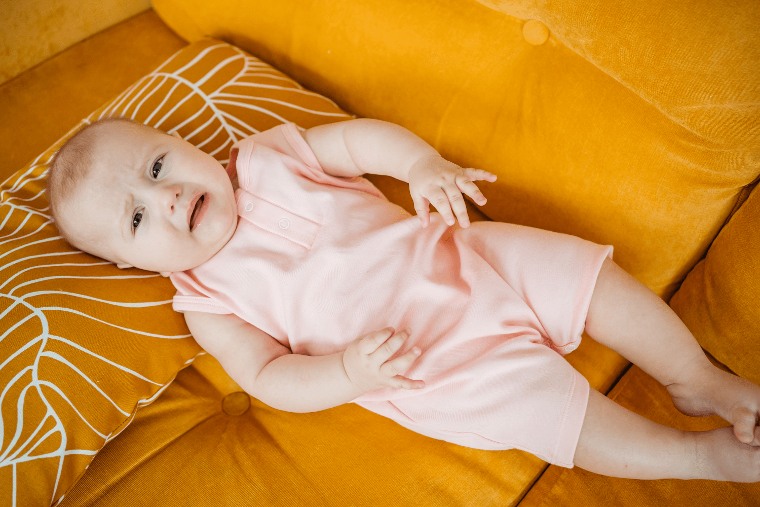 Pyjama d'été bébé en coton bio : quelle matière et quel TOG choisir selon la température ?
