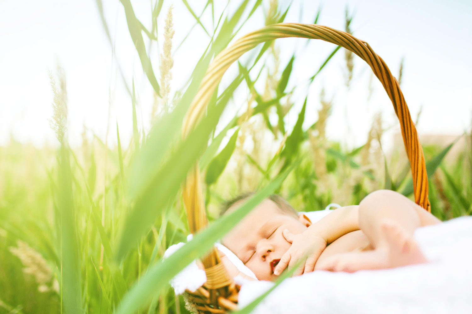 Sieste de bébé l'été : garder le rythme malgré la chaleur et les vacances