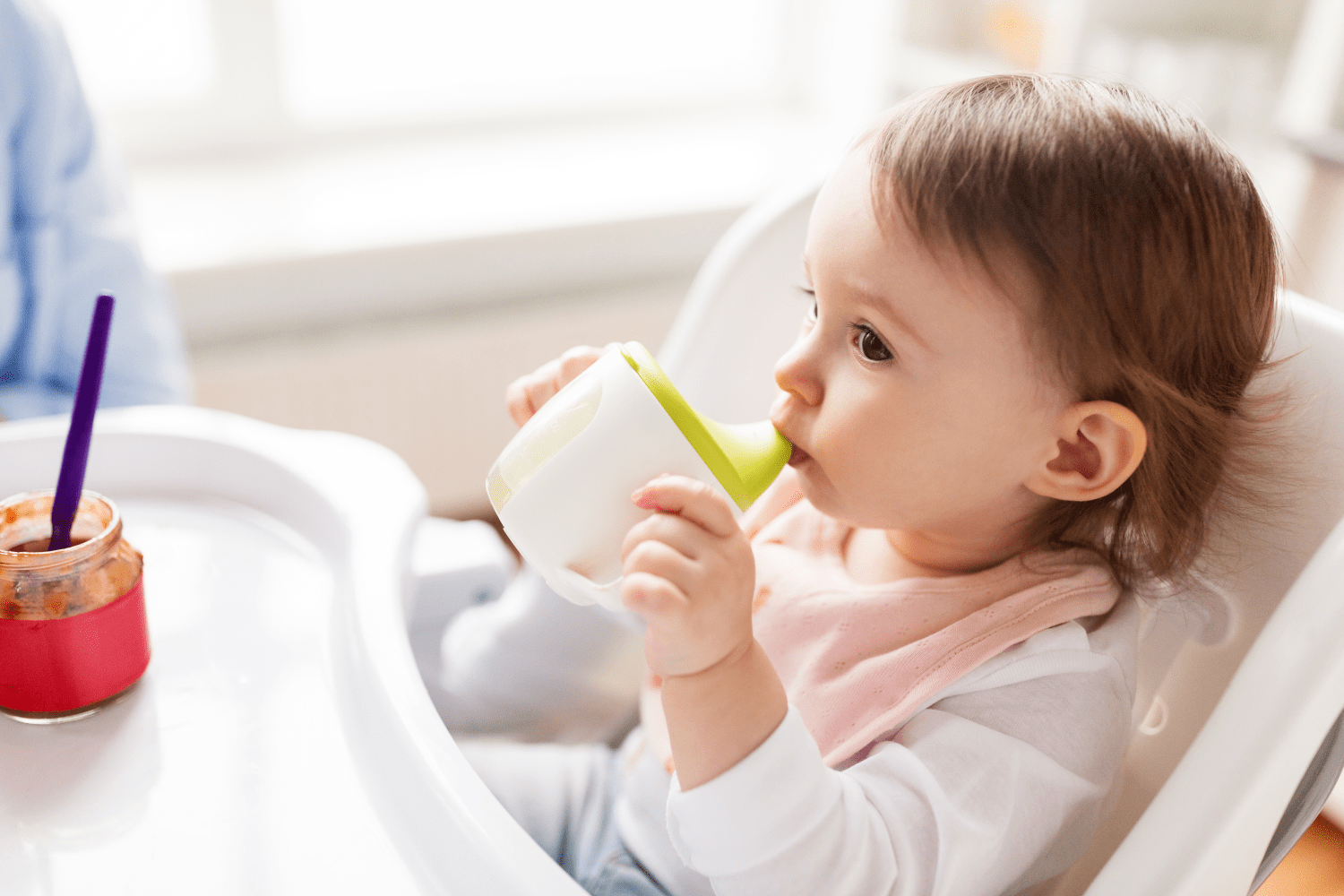 Eau bébé après 6 mois : bien l’introduire